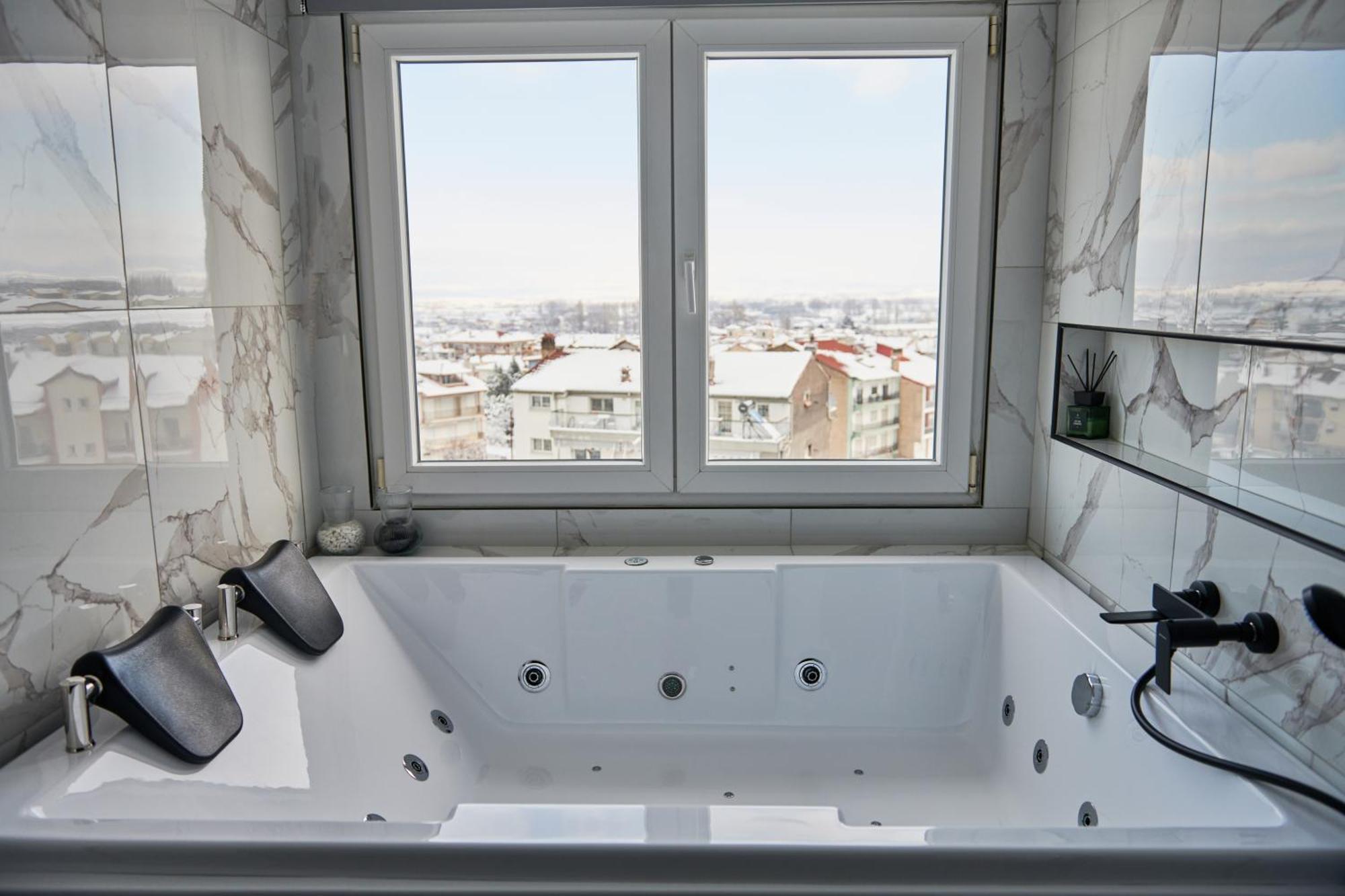 The Skyline Suite Florina Luaran gambar